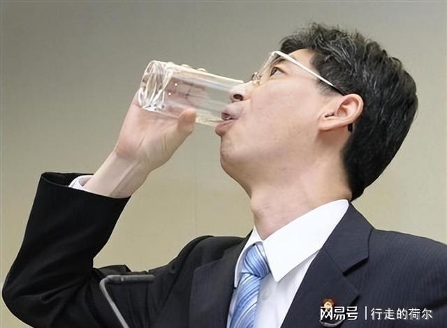 2011年日本官员在镜头前当众喝下“核废水”4年后宣布隐退(图6)