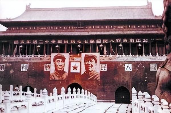 毛主席新画像挂上北京市民质疑：主席的耳朵怎么只有一只(图1)