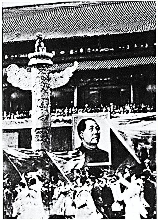 毛主席新画像挂上北京市民质疑：主席的耳朵怎么只有一只(图7)