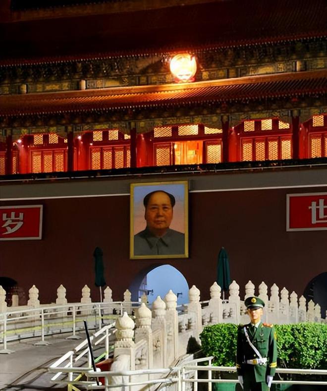 毛主席新画像挂上北京市民质疑：主席的耳朵怎么只有一只(图11)